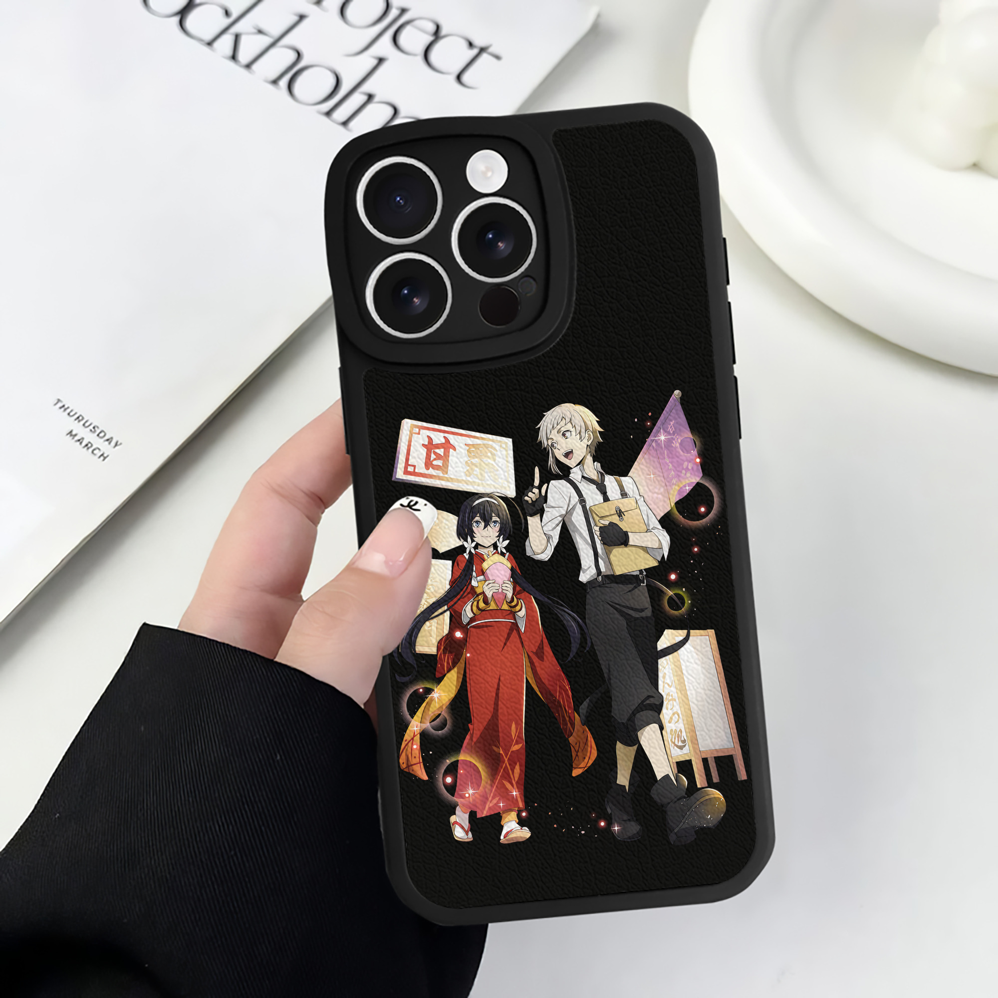 （画像用） 文豪ストレイドッグス Bungo Stray Dogs 【iPhone 16シリーズ対応】シリコンスマホケース（レザー調） 材質：シリコン